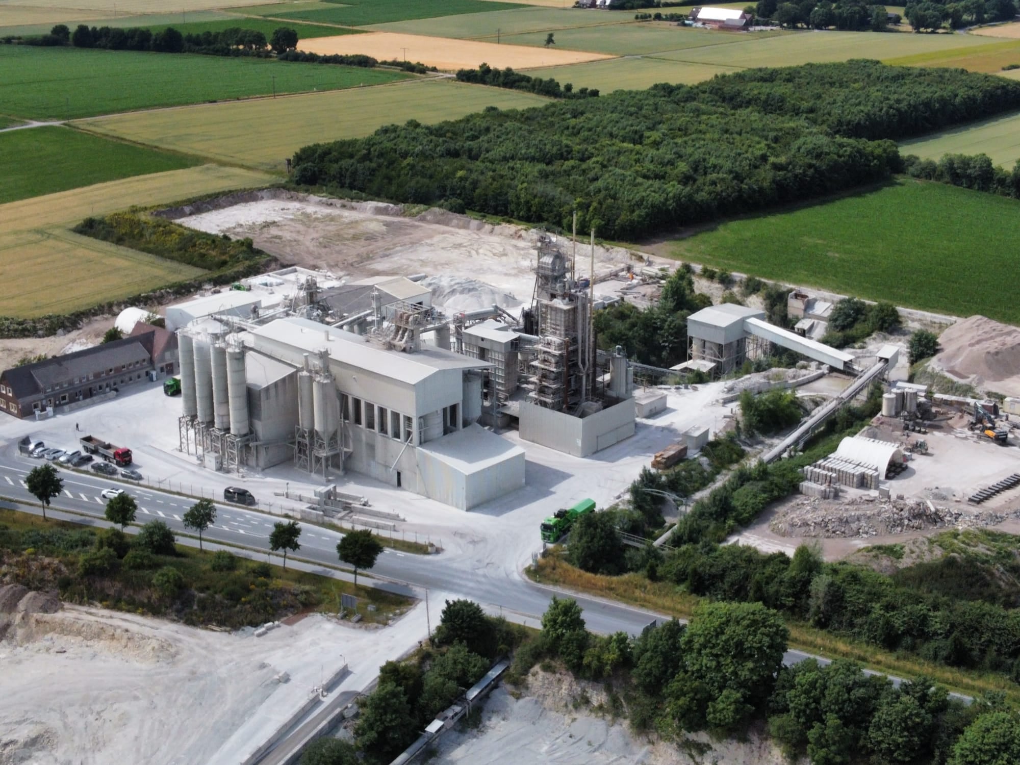 Rohstoffe und Autoklav der Biokohle-Produktion